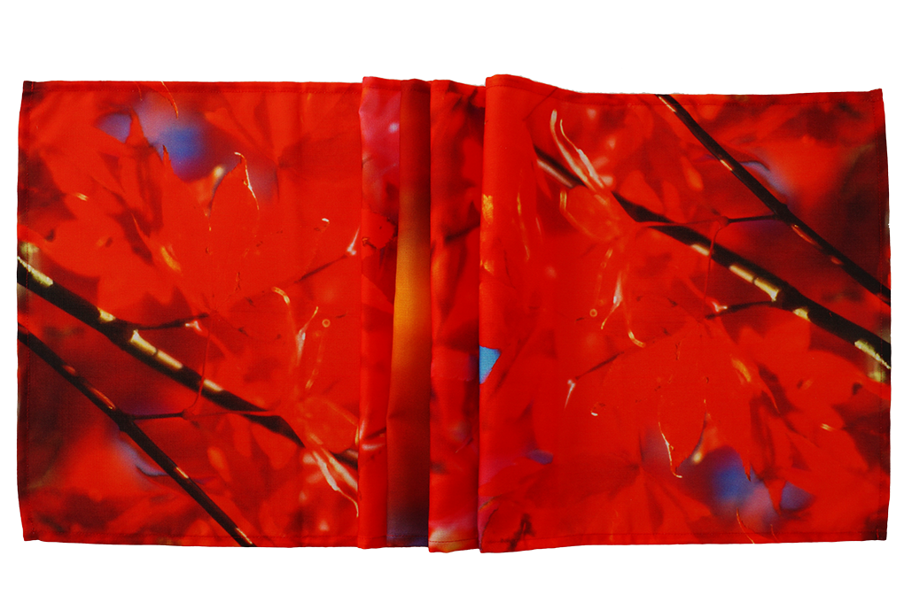 Běhoun na stůl, červené listí