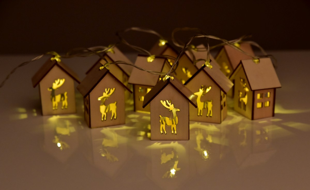 LED svítící řetěz, 10 přírodních vyřezávaných domečků