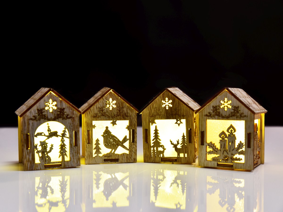Dřevěný svítící LED domek s vánočními motivy lesní zátiší
