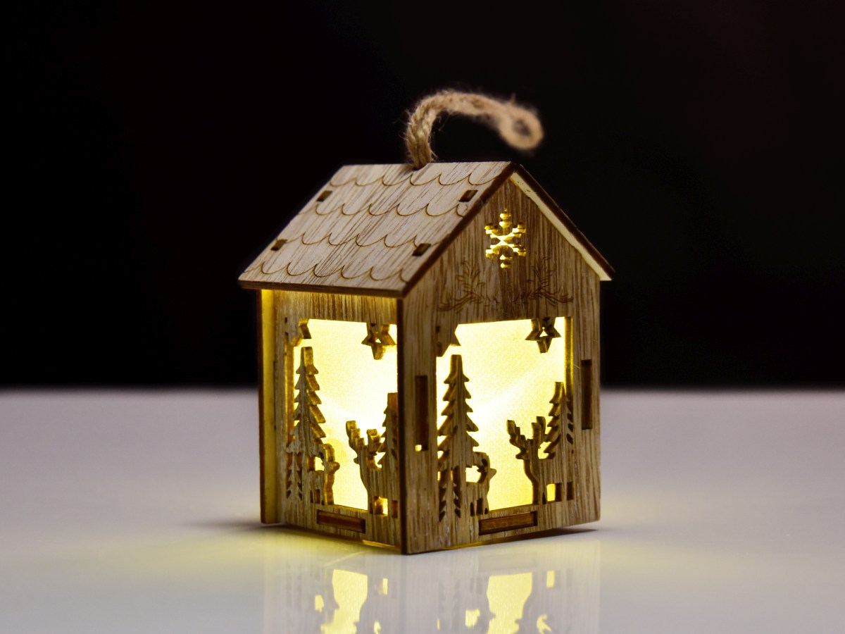 Drevený domček s LED osvetlením, s vianočnými motívmi, lesné zátišie 