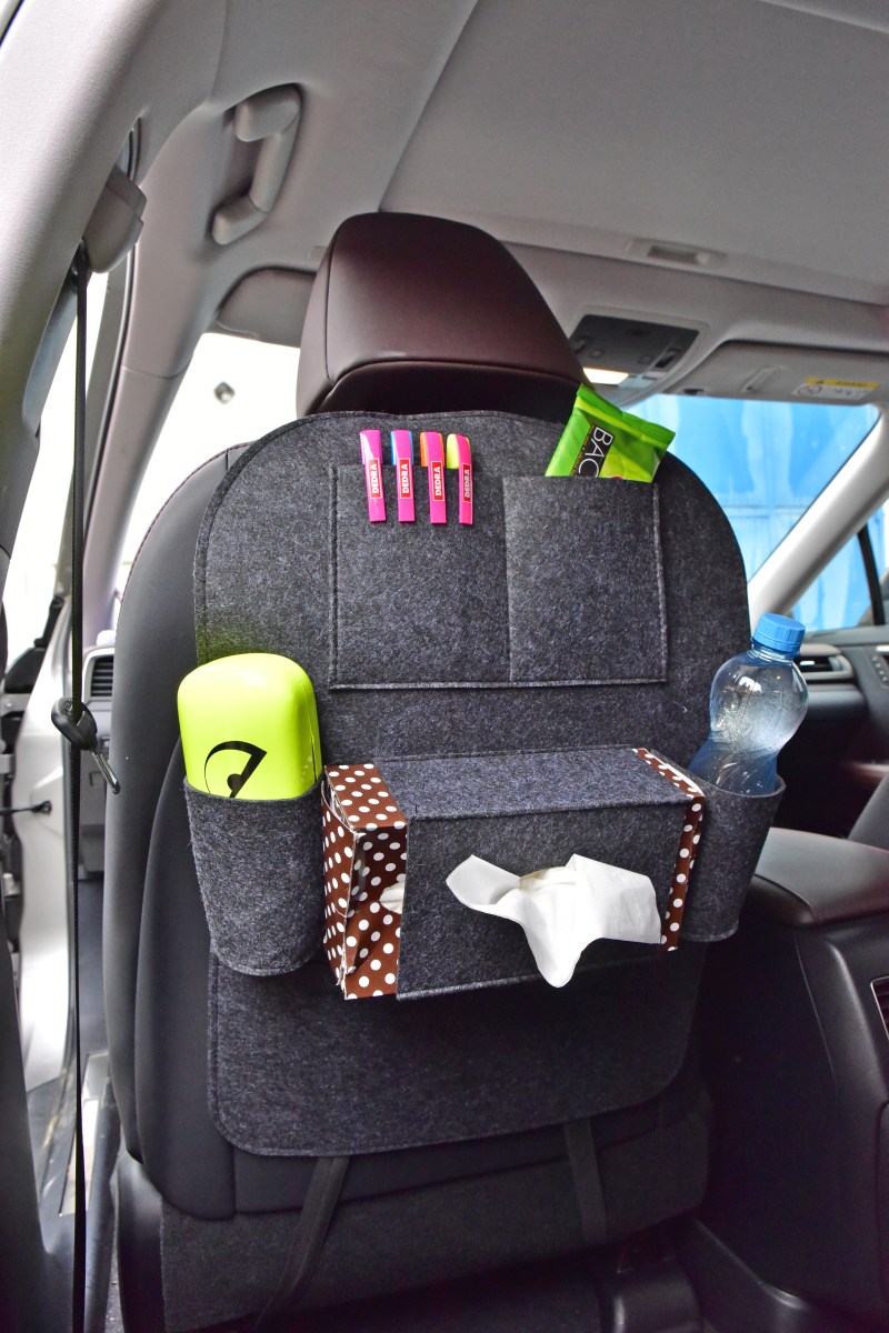 Závěsný filcový kapsář/organizér do auta na přední sedadlo