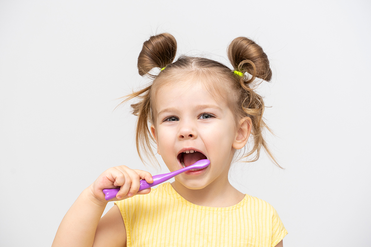 Prírodná detská zubná pasta SWEET & SMILE pre ochranu mliečnych zubov, so žuvačkovou príchuťou, DEDRA DENT 50 ml