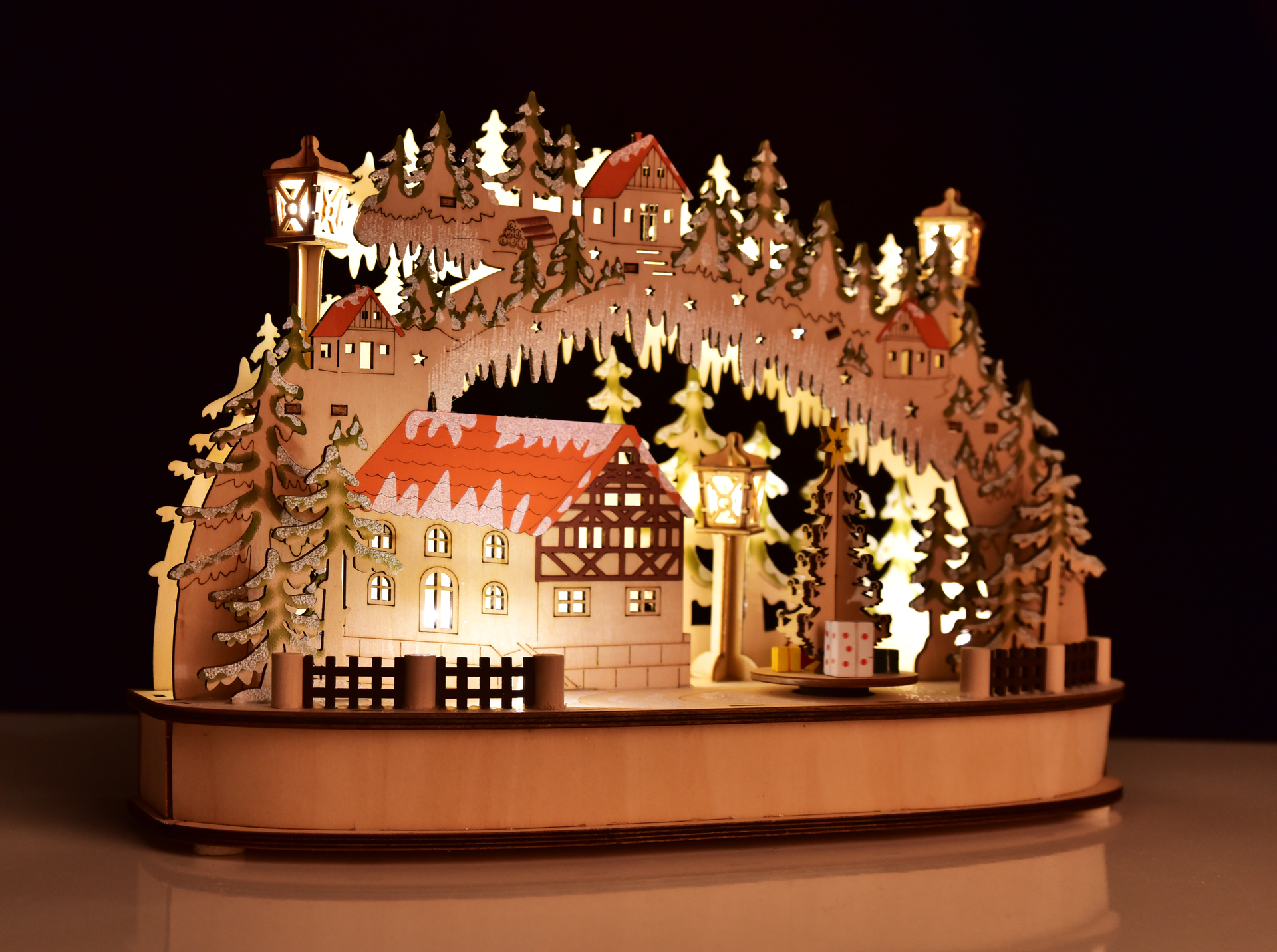 DA33111-35 cm svietiace lesné dedinka s otáčajúcim sa kolotočom a LED osvetlením