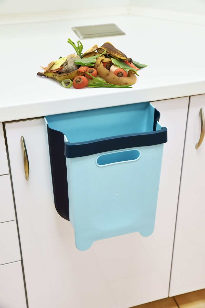 Kuchynský skladací zbytkovník, závesný odpadkový kôš COMPACTOR
