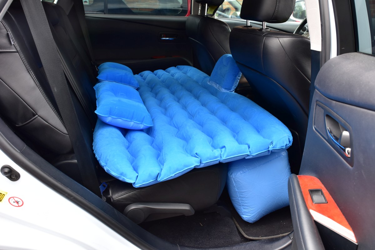 Nafukovací matrac na zadné sedačky automobilu
