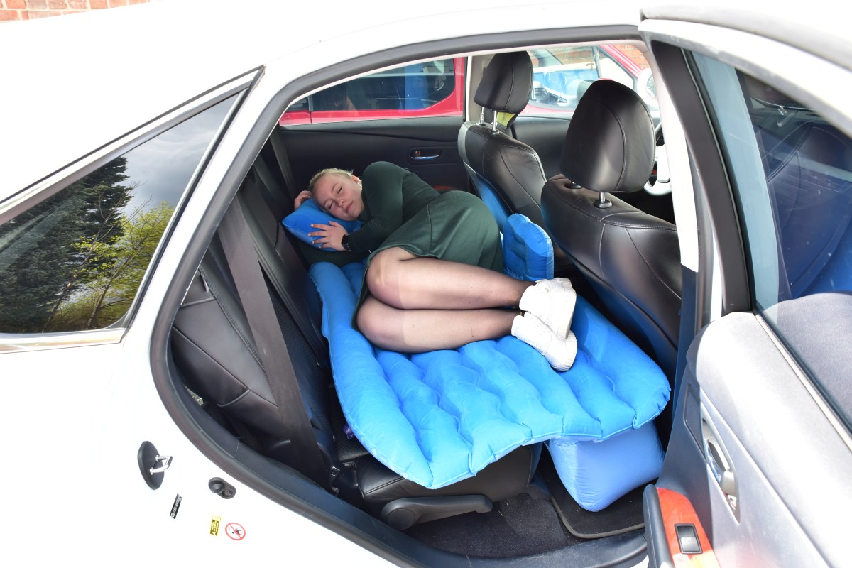 Nafukovací matrace na zadní sedačky automobilu