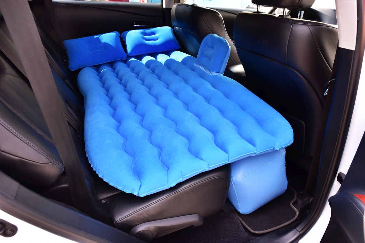 Nafukovací matrace na zadní sedačky automobilu