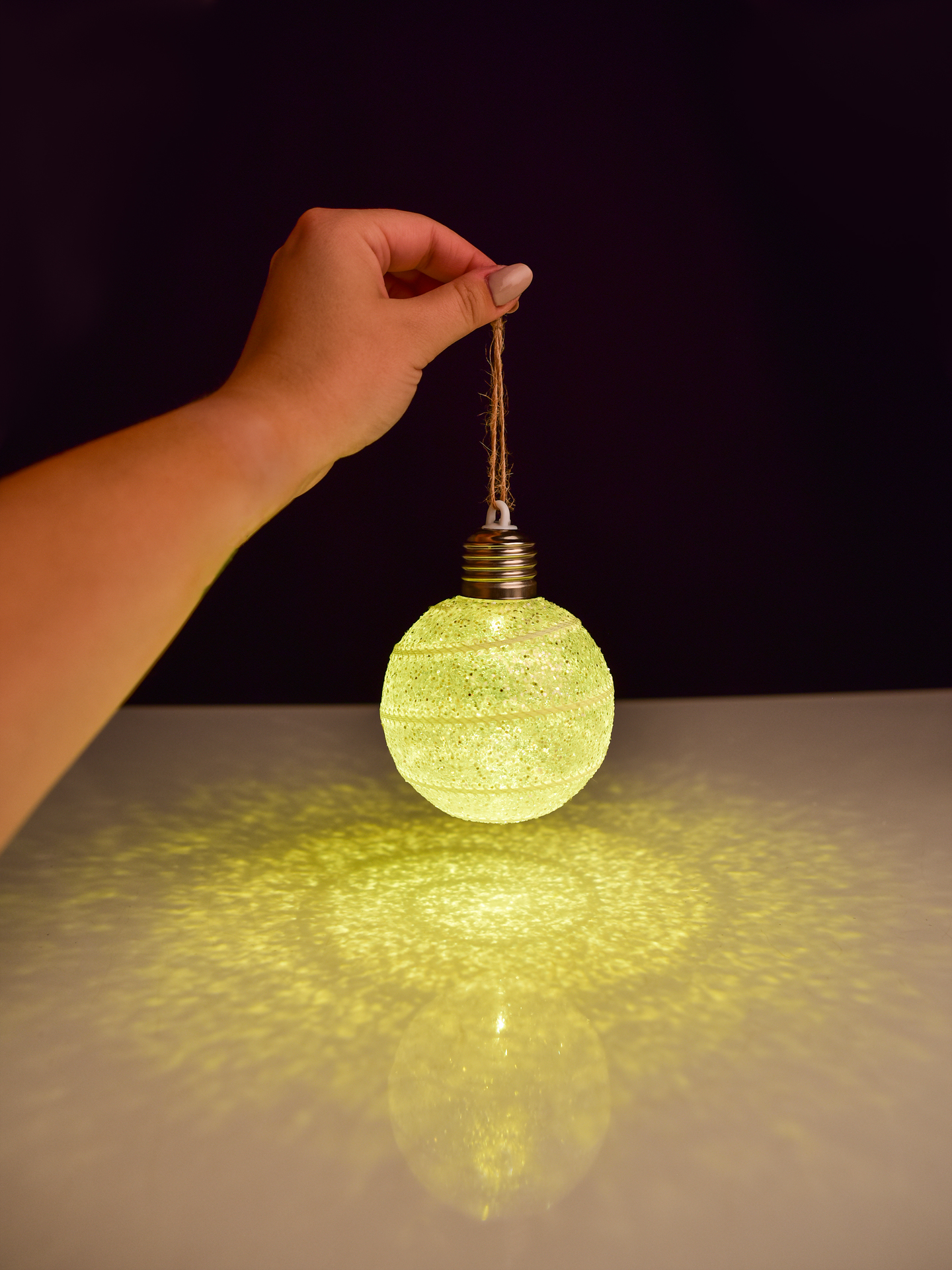 8 cm svíticí LED koule s bílým lemováním a třpytivým finišem