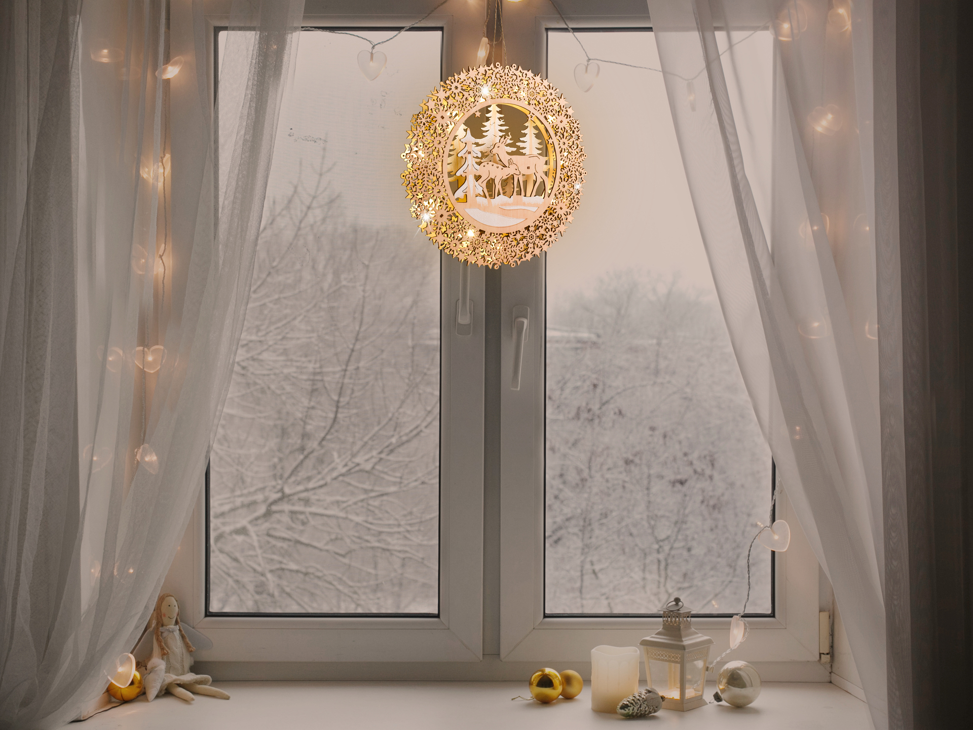 32 cm svítící LED lesní zátiší, závěsná dekorace do okna či výklenku