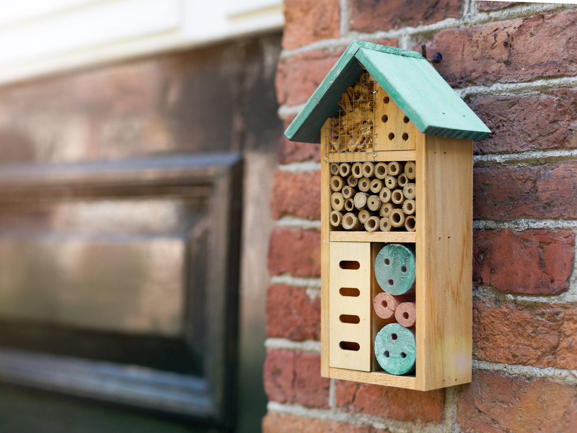 Drevený dekoratívny domček pre užitočný hmyz