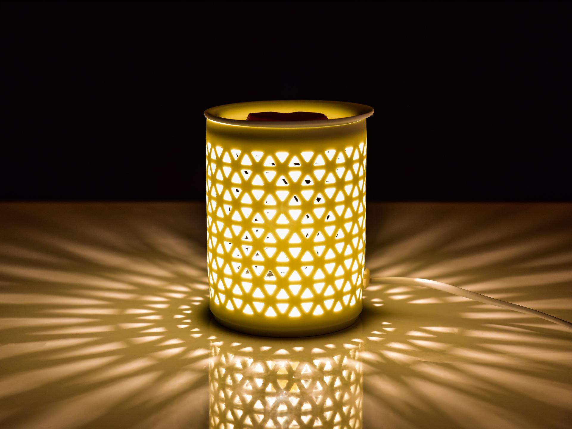 LUMIVIA | Elektrická keramická aromalampa s krajkovým dekorem | matná bílá & odnímatelná miska