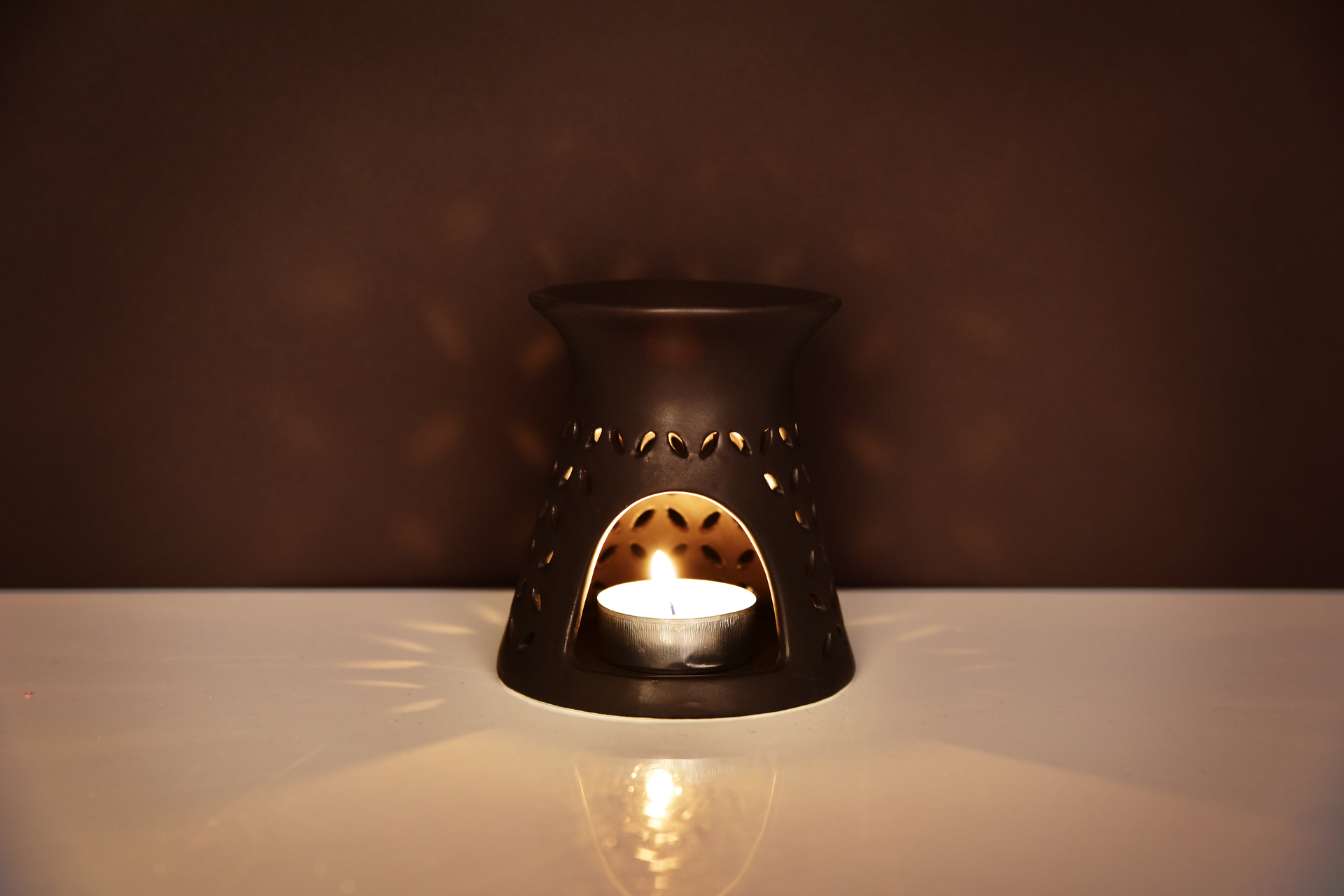 Keramická aromalampa s jemným dekorem matná černá