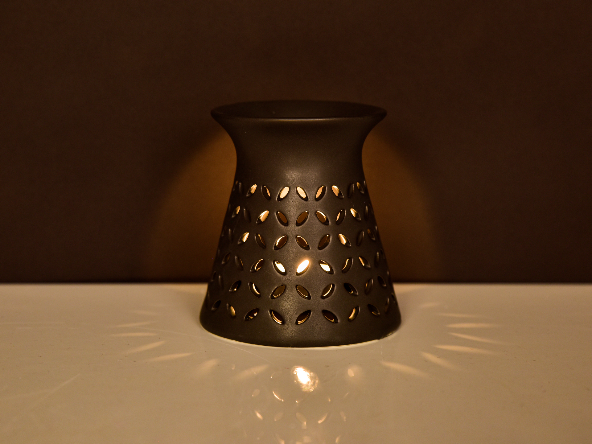 Keramická aromalampa s jemným dekorem matná černá