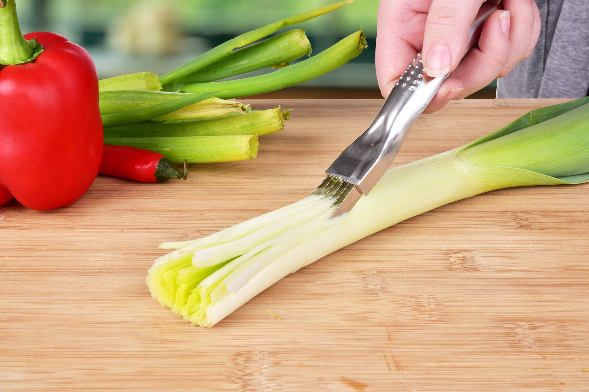 Nerezový prúžkový krájač na zeleninu, jarnú cibuľku a pór PRÚŽKÁTOR