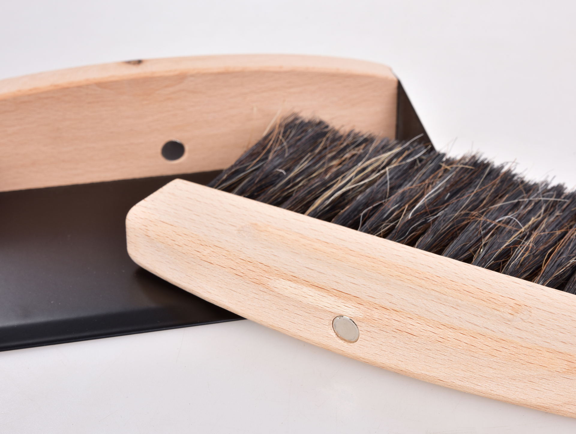 GoEco® stolný a kuchynský magnetický zmetáčik s lopatkou