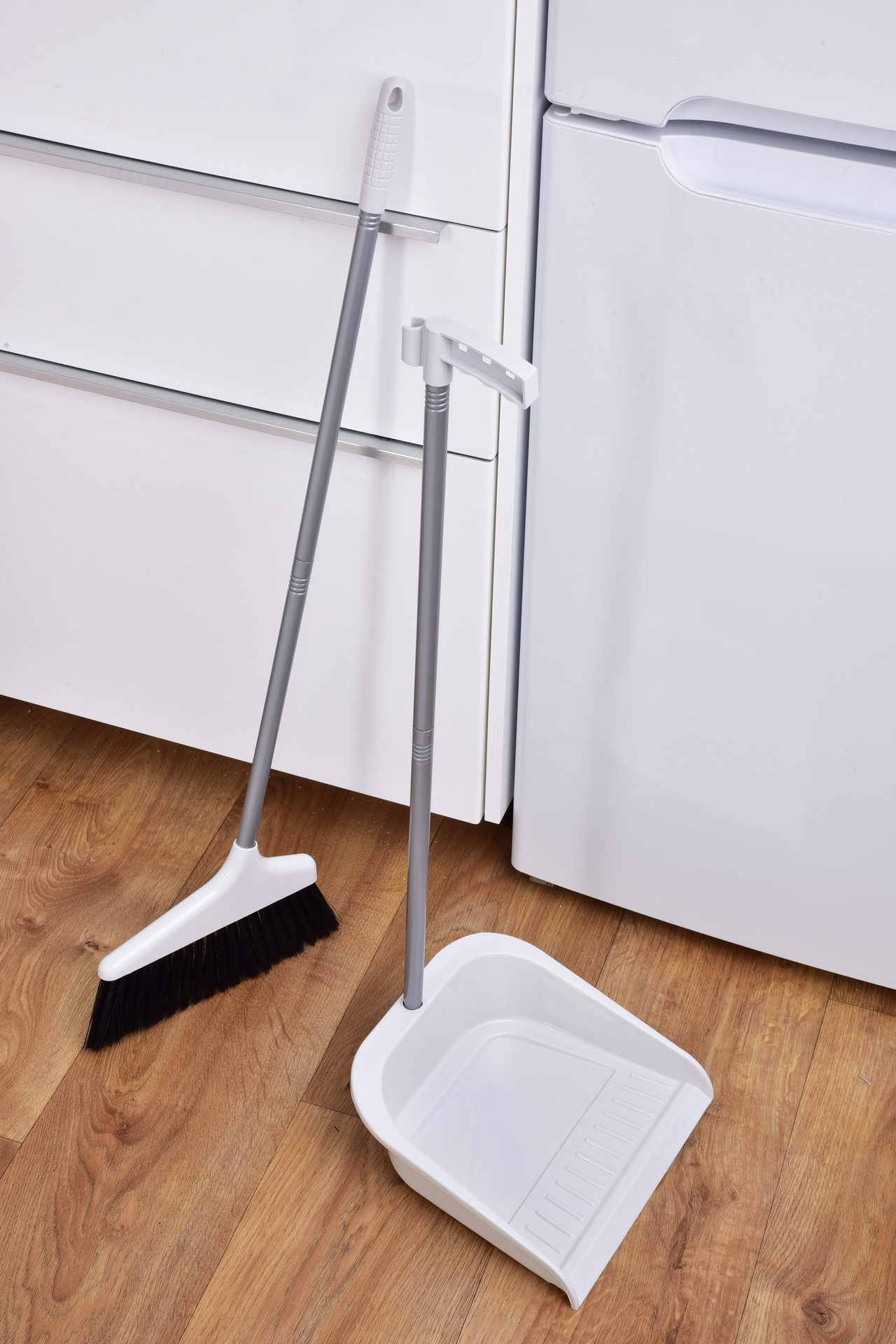 NEHRBIACE DUO 2v1 metlička s dlhou rukoväťou a vyčesávacou lopatkou