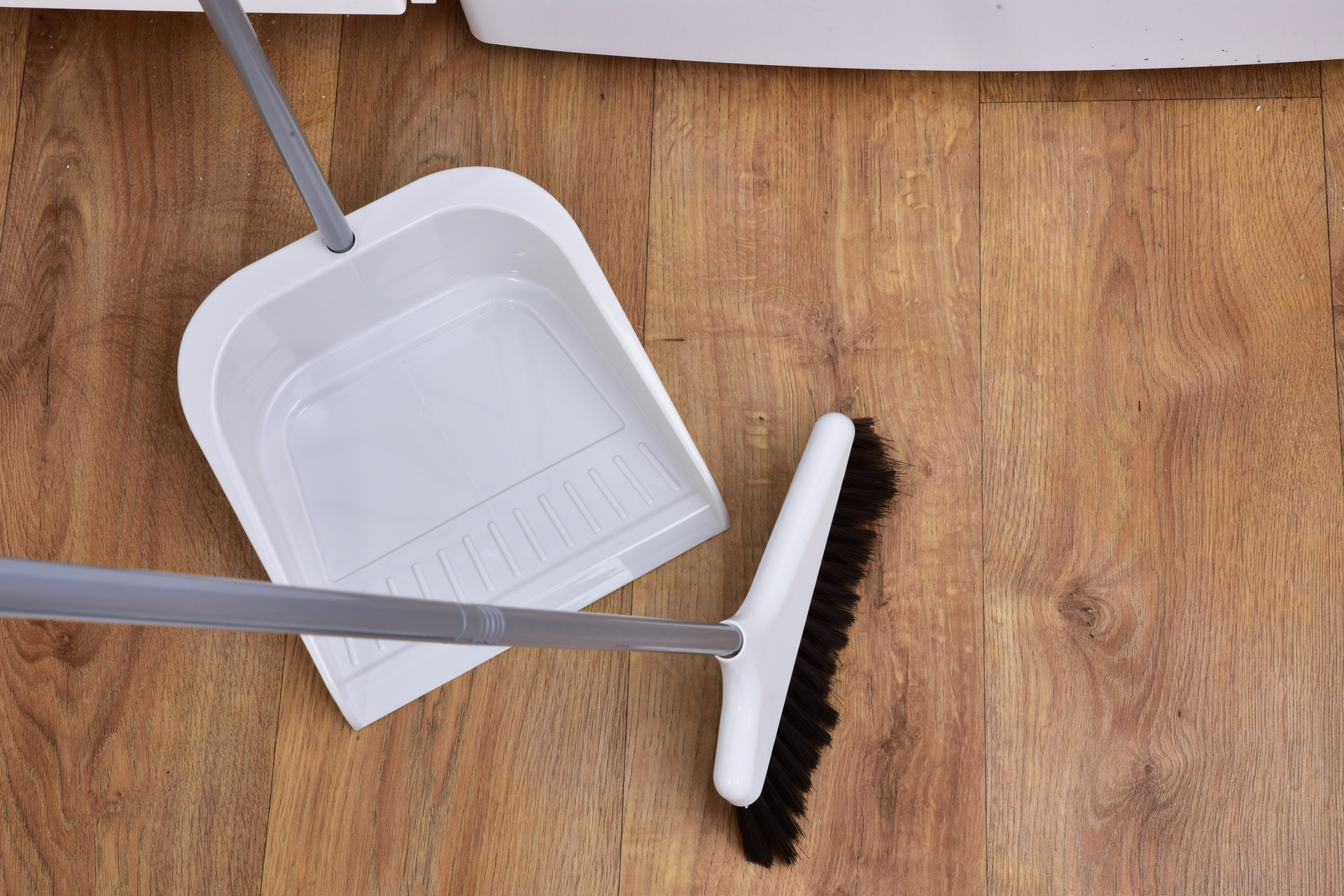 NEHRBIACE DUO 2v1 metlička s dlhou rukoväťou a vyčesávacou lopatkou