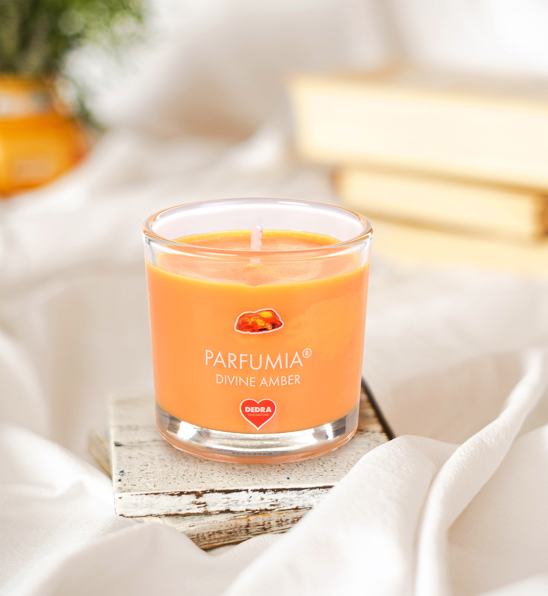 DIVINE AMBER votívna sójová sviečka PARFUMIA®