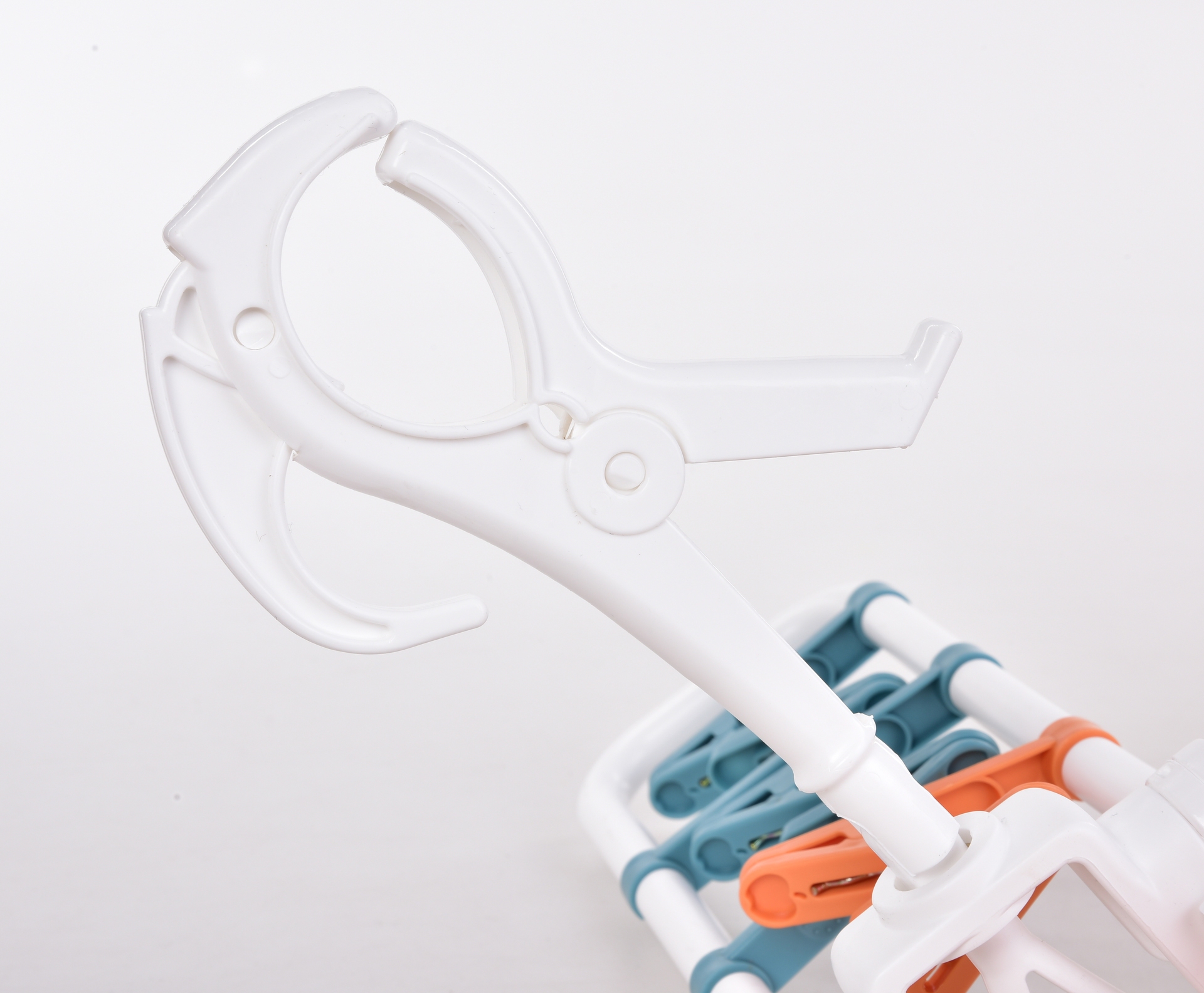 ŠTIPCOVNÍK skladací vešiak s 12 farebnými štipcami na bielizeň