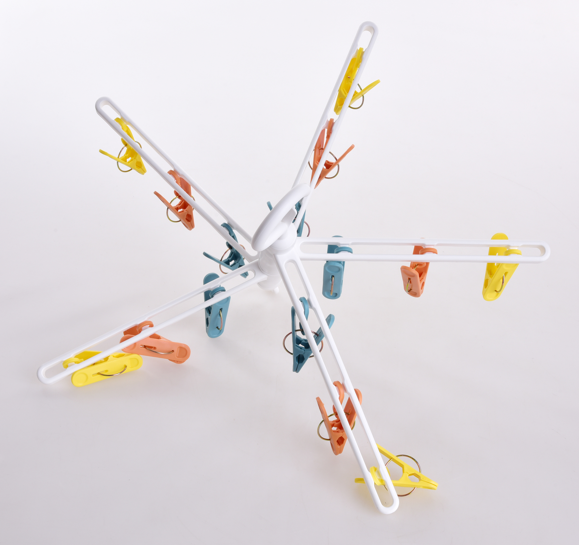 ŠTIPCOVNÍK závesný päťramenný kolotoč s 15 farebnými štipcami na bielizeň