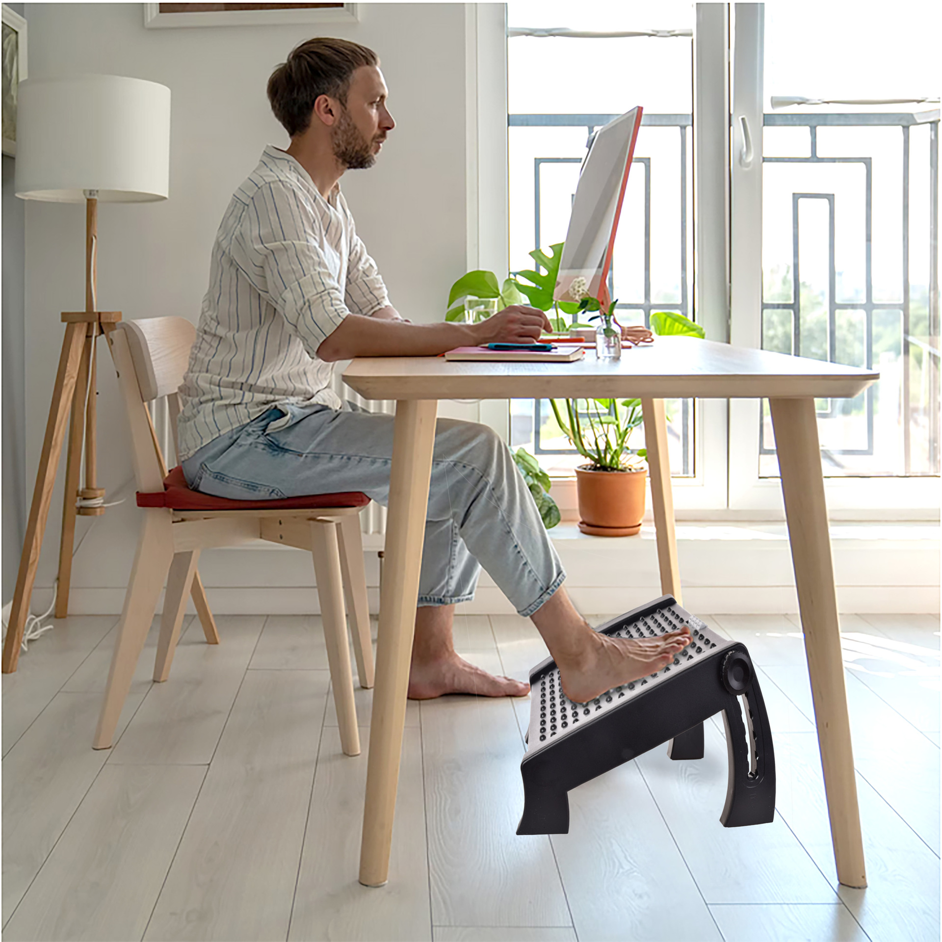 ANATOMIXX® masážna podnožka pod nohy pre relaxáciu a zdravé sedenie