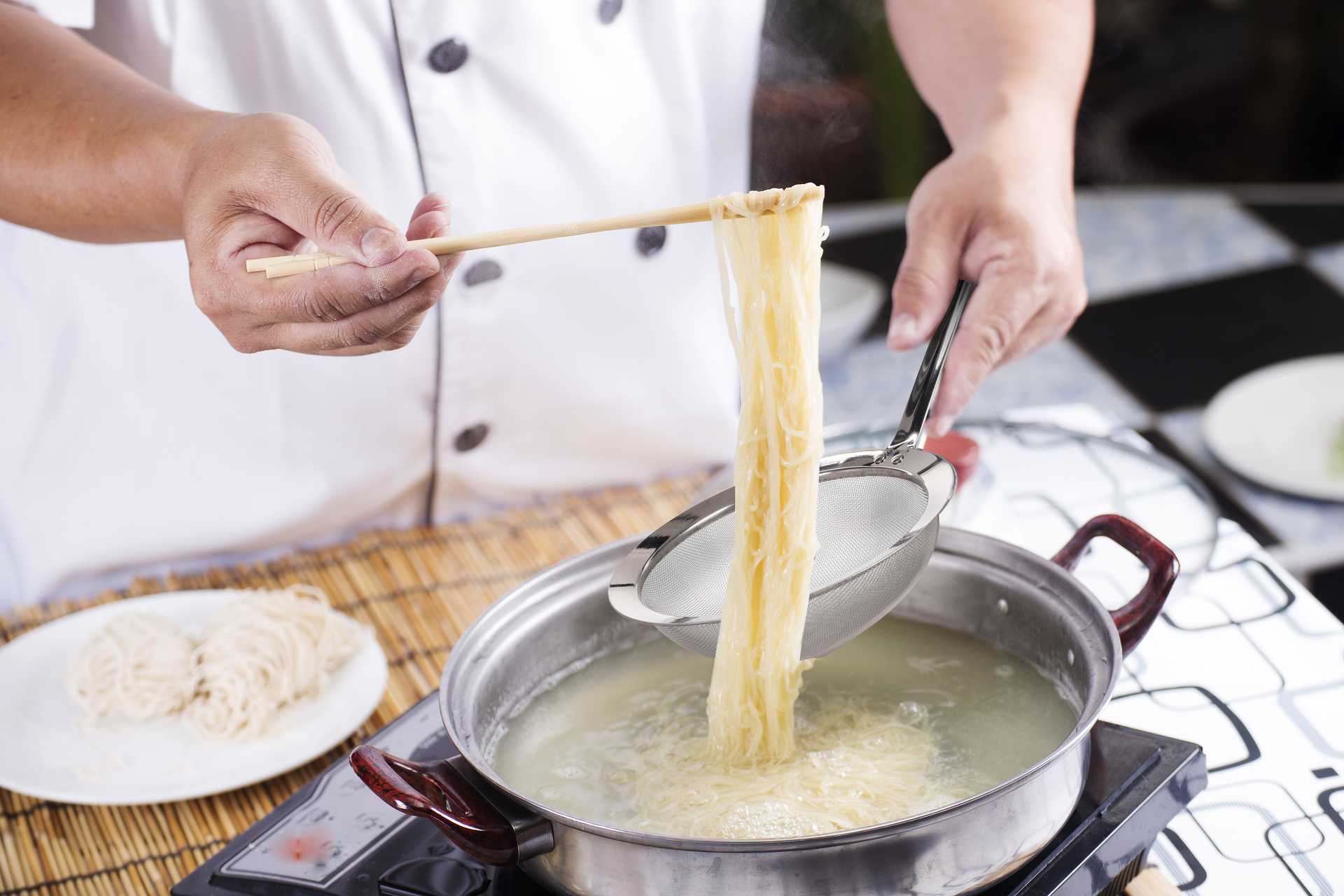 CHEF nerezové sitko/cedník s dlhou rukoväťou