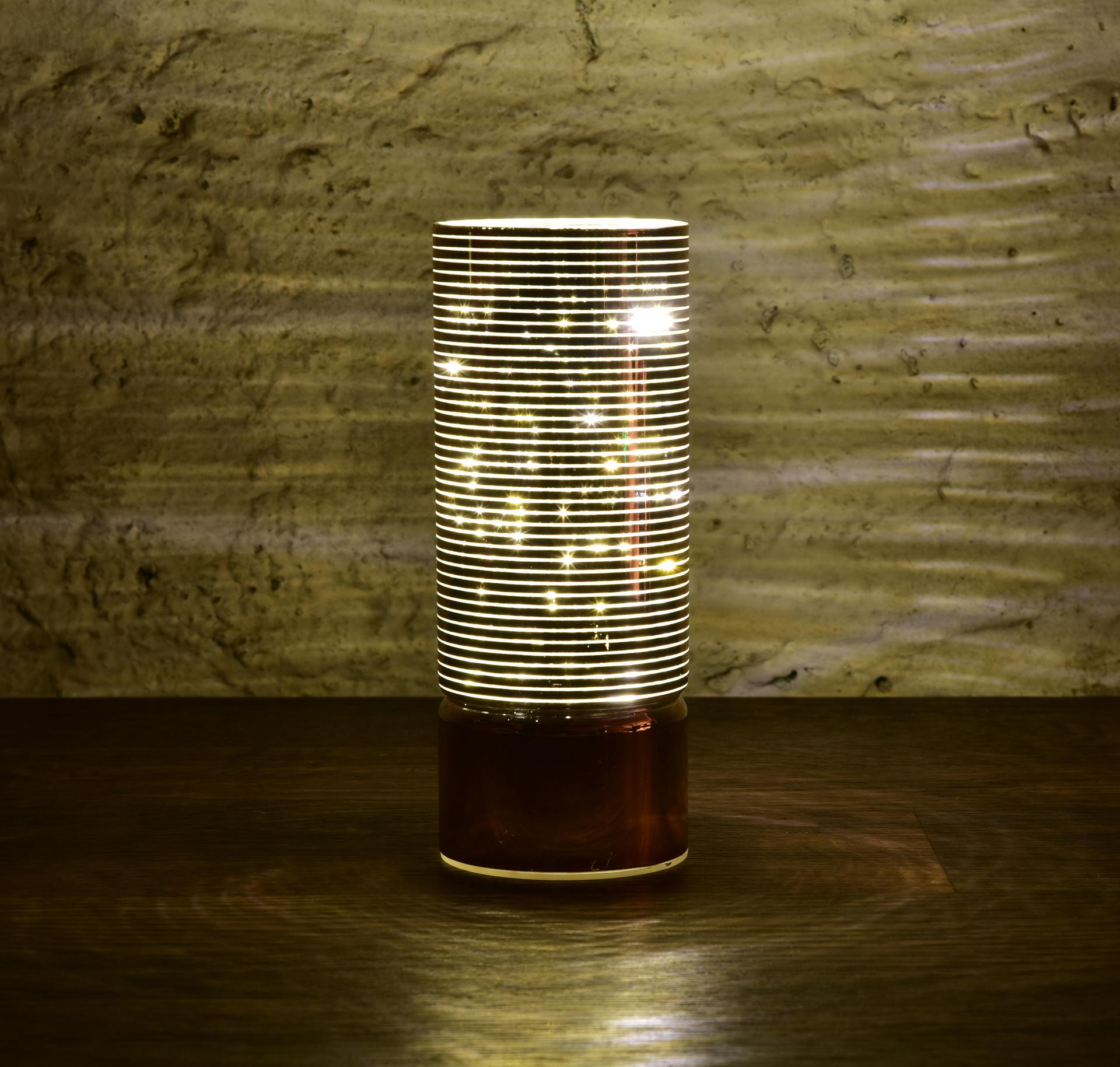 Levně ILUMINÉ | 20 cm skleněný svícen s LED osvětlením | lesklý béžový dekor