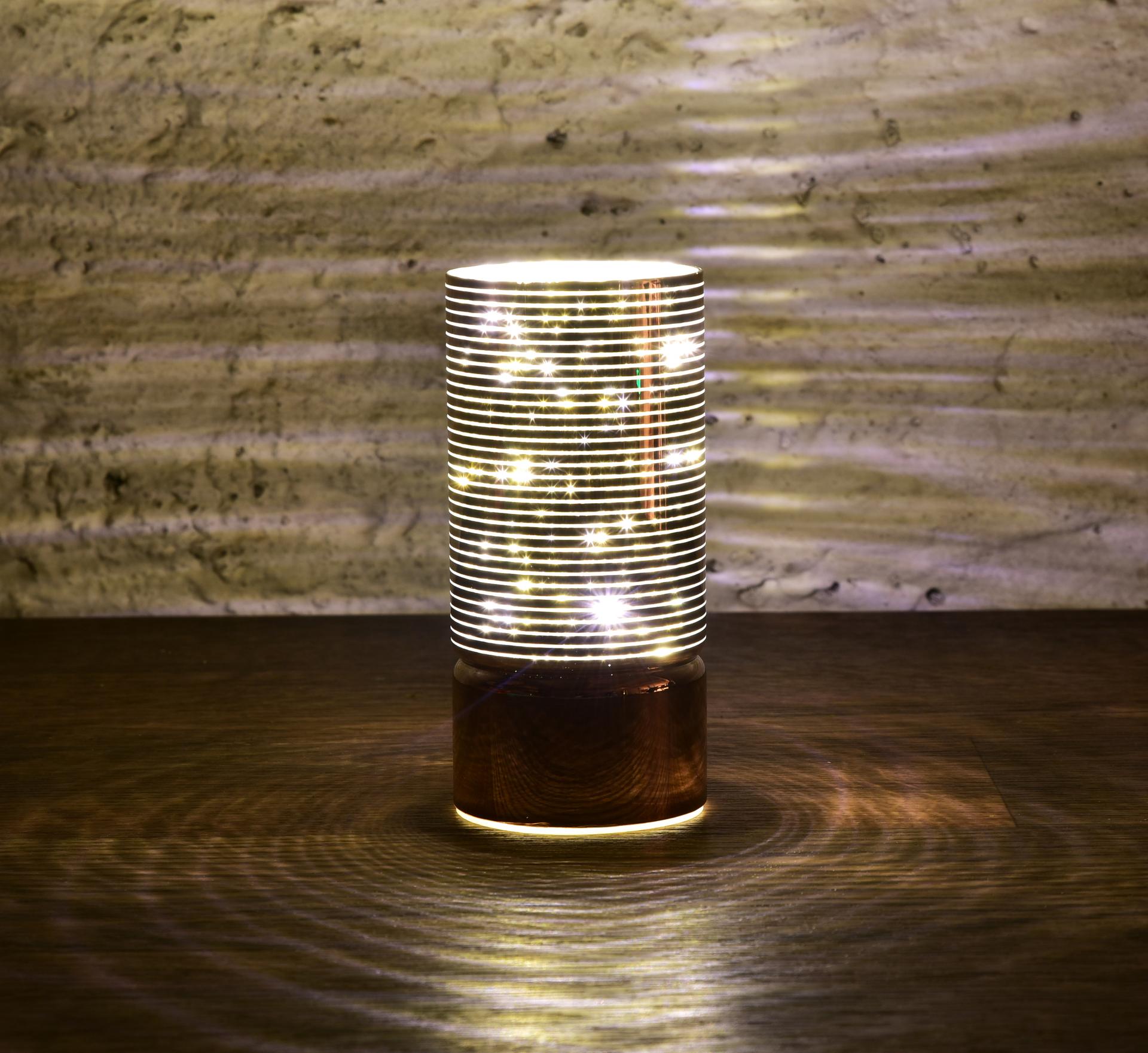 Levně ILUMINÉ | 15 cm skleněný svícen s LED osvětlením | lesklý béžový dekor