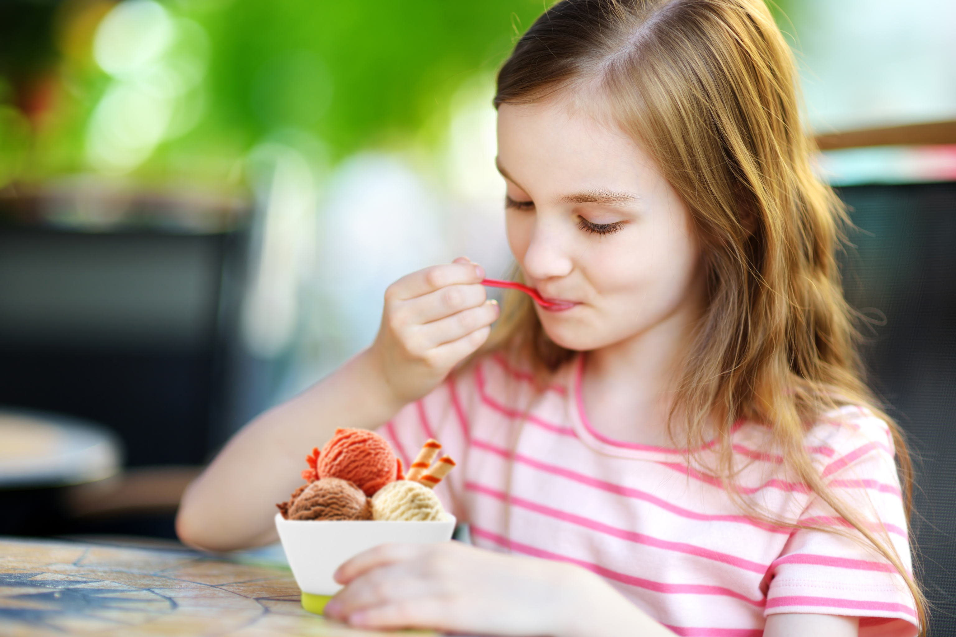 čierne ženy eatting mačička sledovať karikatúry majúce sex